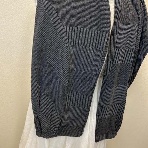 Pull-on Gray cropped pants designer is IC Collections by Connie K - Picture 3 of 8